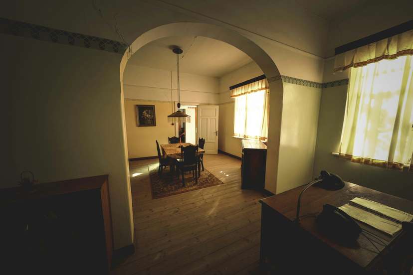 Basic room with dining table